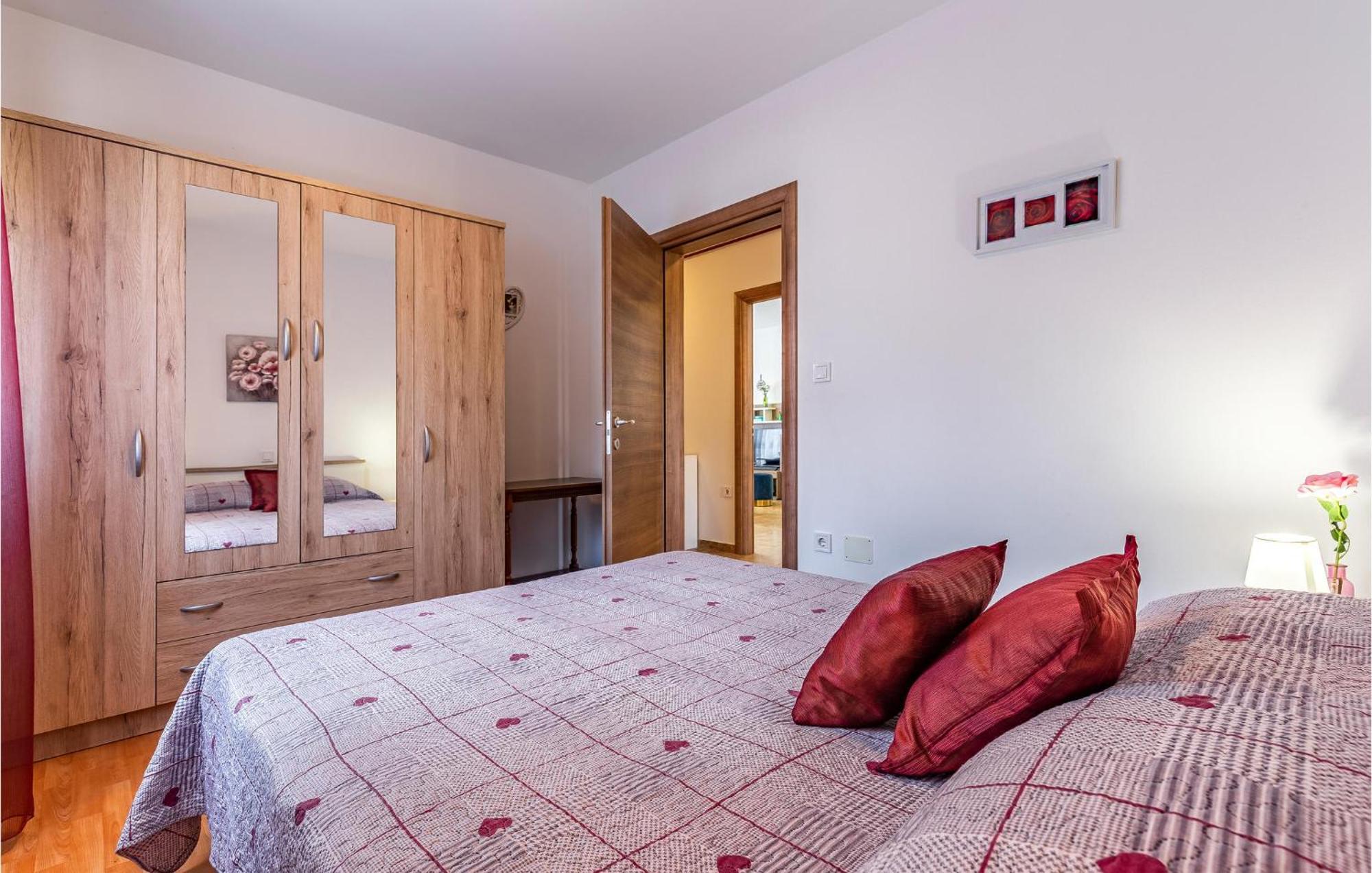 Awesome Apartment In Pula With Wifi 外观 照片